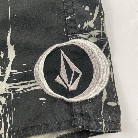 Volcom Board Shorts Men’s Size 32 Black Gray Surf Beach Summer Swim Trunks - Picture 6 of 12